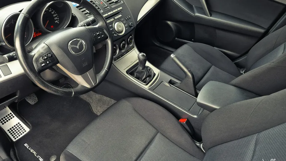MAZDA 3 -