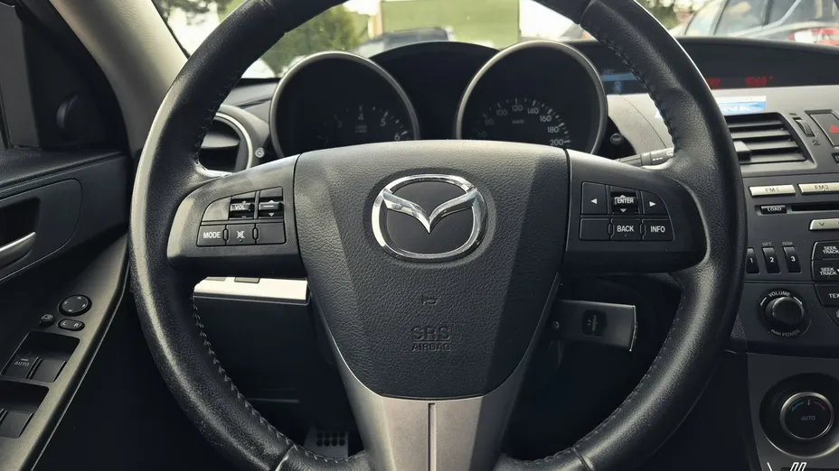 MAZDA 3 -
