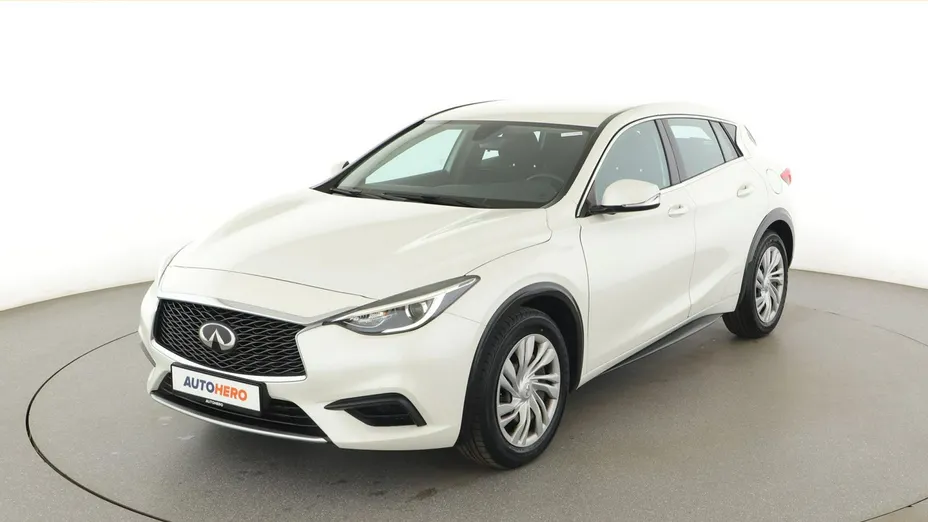 INFINITI Q30 -