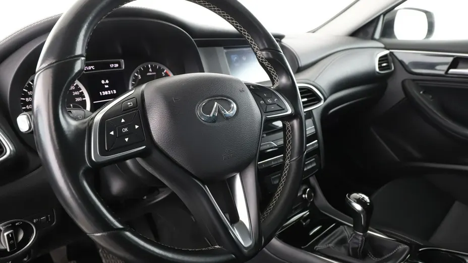 INFINITI Q30 -
