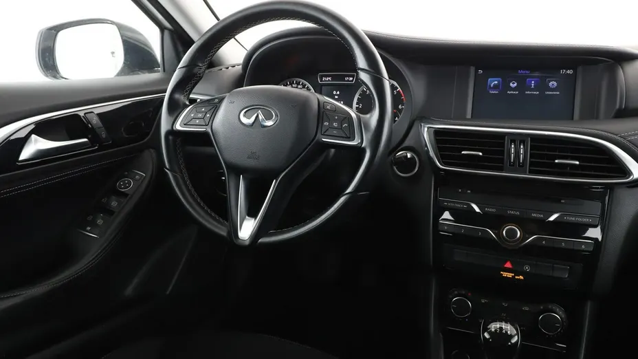 INFINITI Q30 -