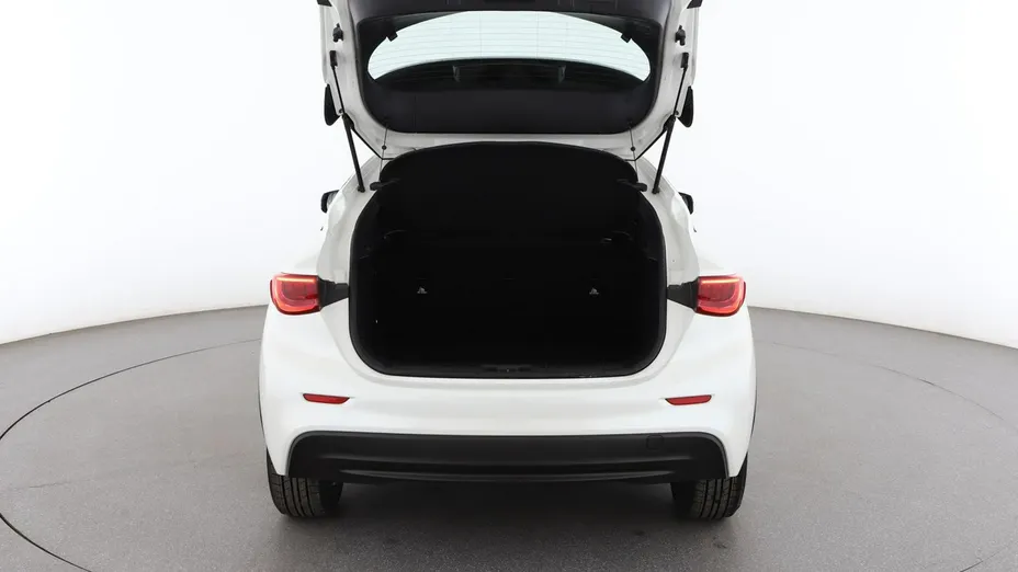 INFINITI Q30 -
