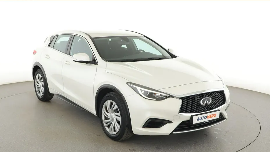 INFINITI Q30 -