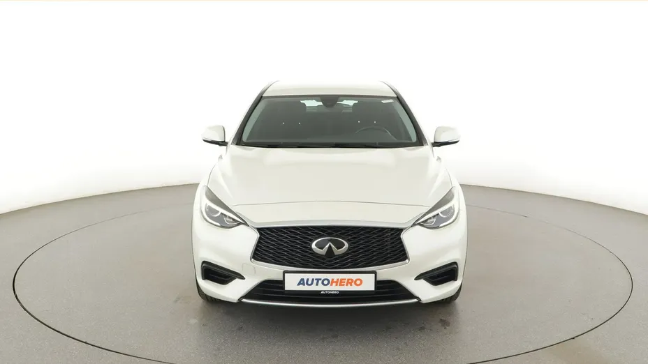 INFINITI Q30 -