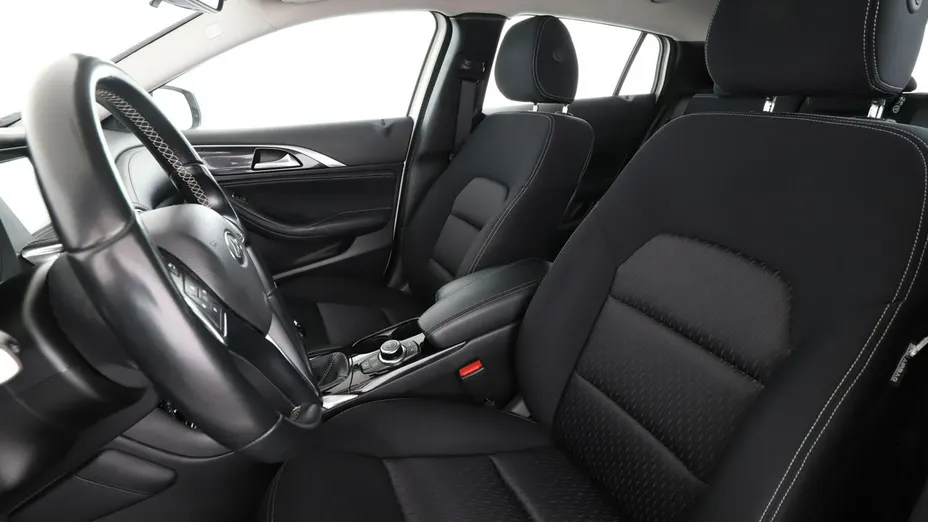 INFINITI Q30 -