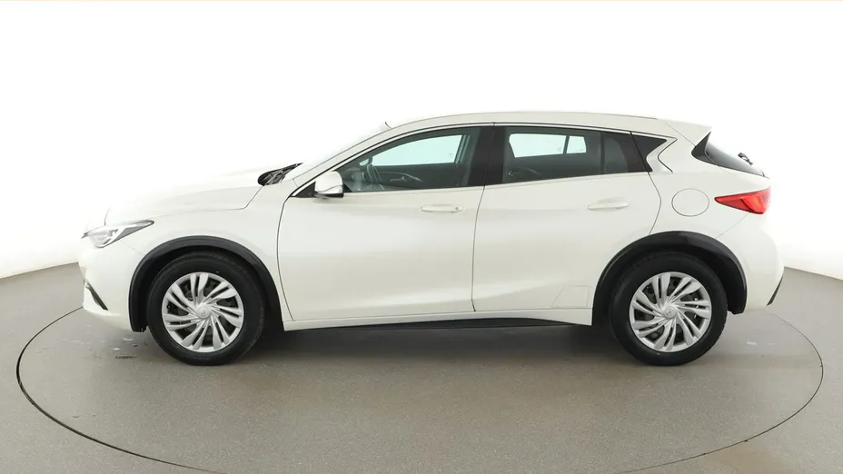 INFINITI Q30 -