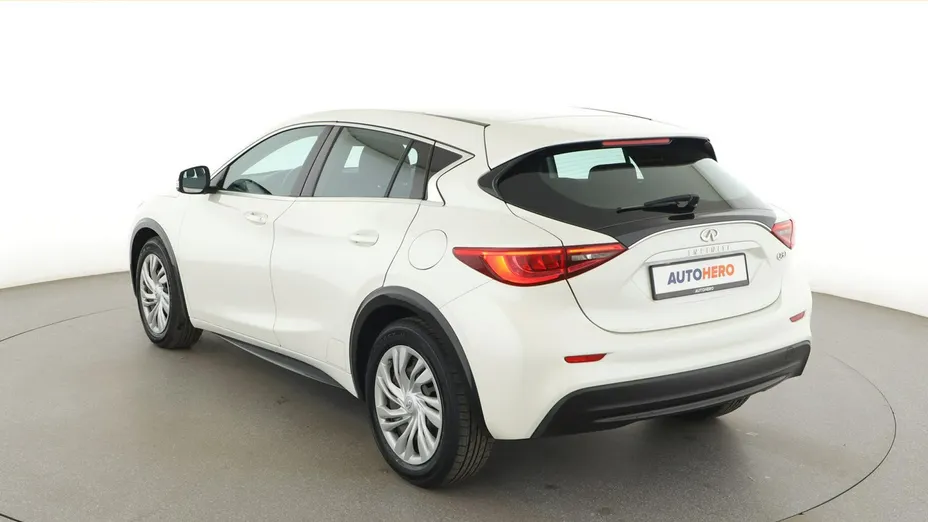 INFINITI Q30 -