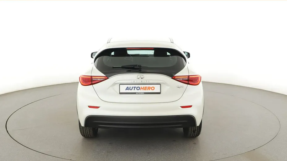 INFINITI Q30 -