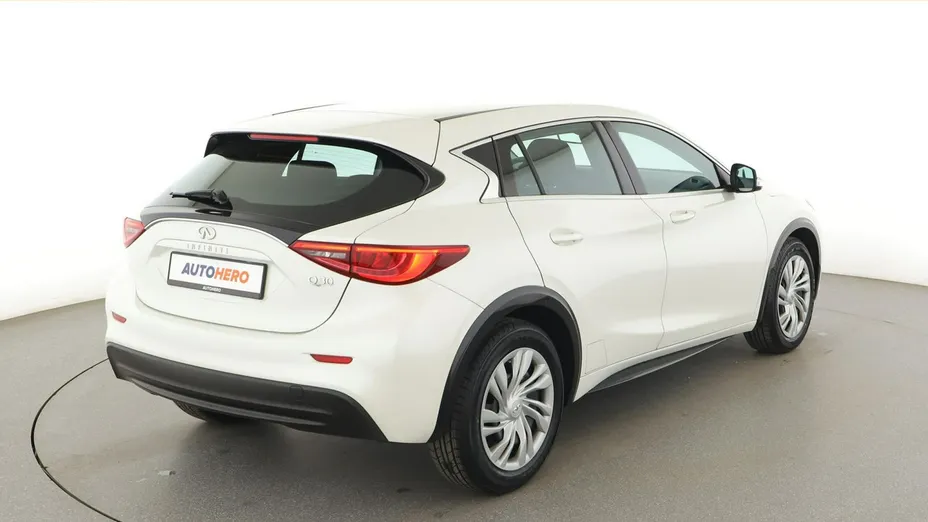 INFINITI Q30 -