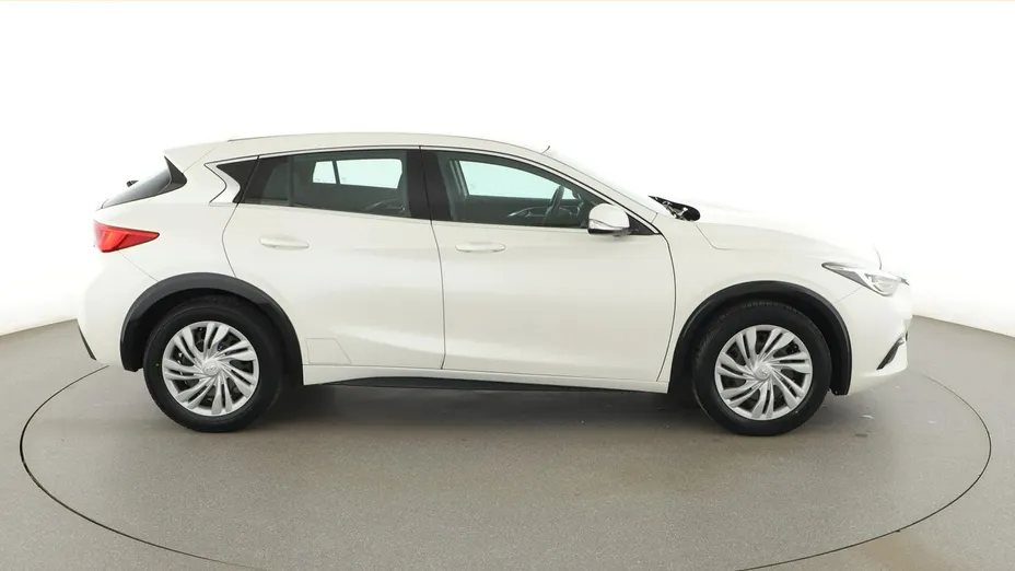 INFINITI Q30 -
