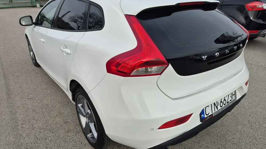 VOLVO V40 -