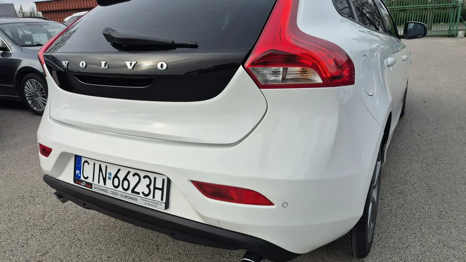 VOLVO V40 -