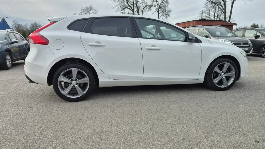 VOLVO V40 -