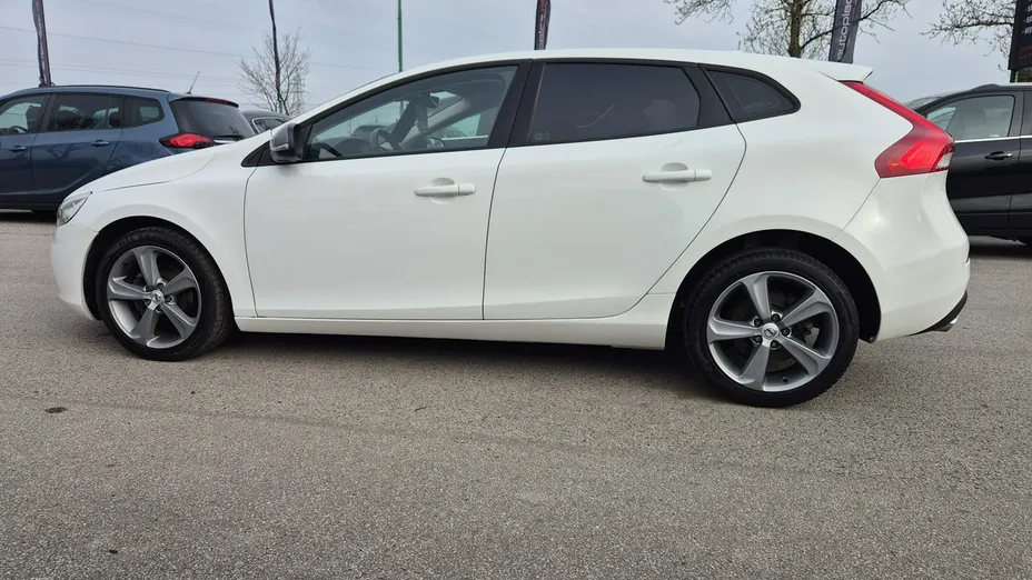 VOLVO V40 -