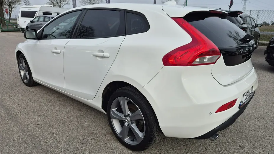 VOLVO V40 -
