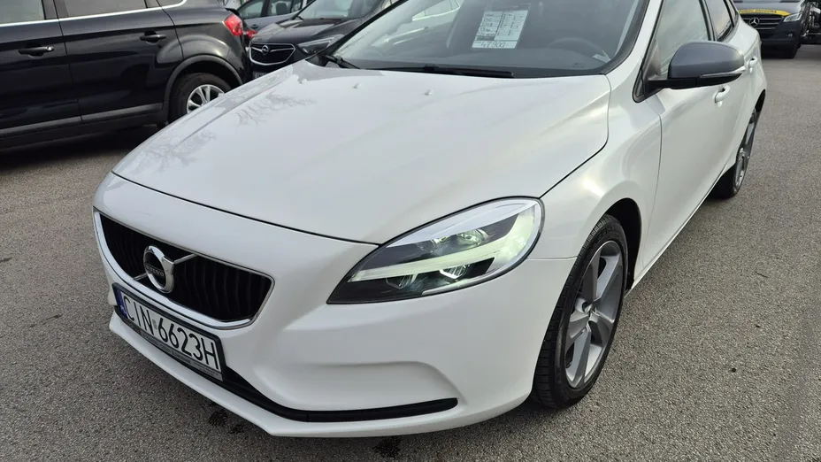 VOLVO V40 -