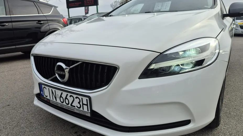 VOLVO V40 -