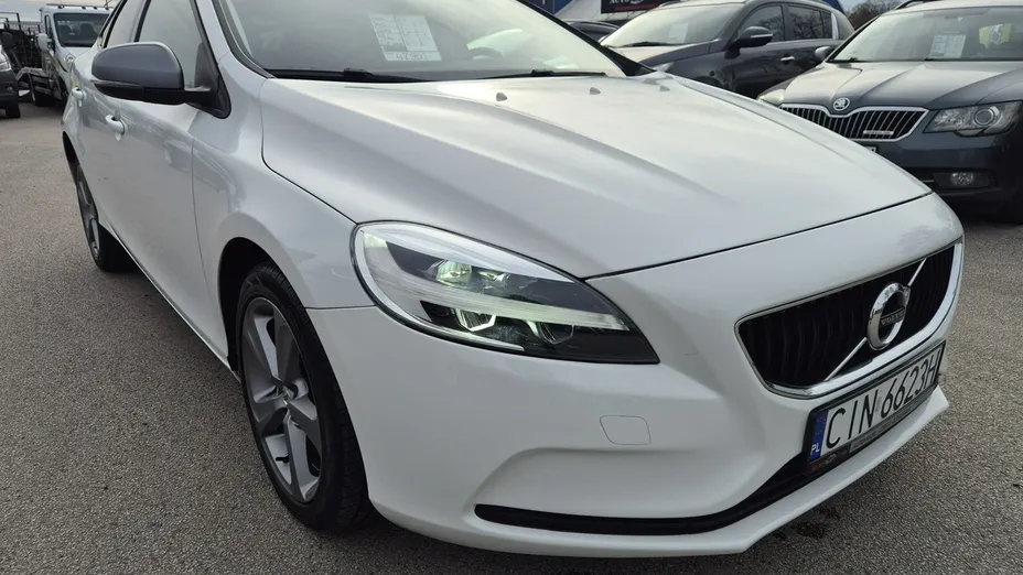 VOLVO V40 -