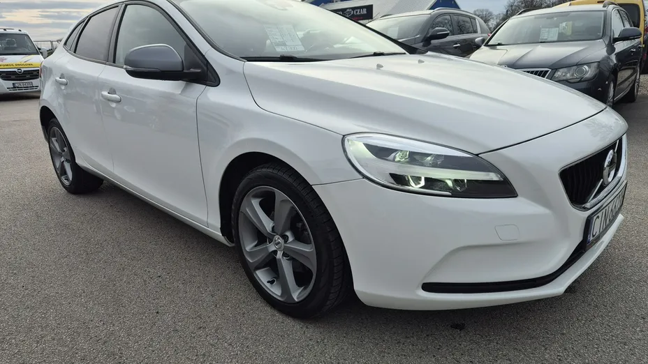 VOLVO V40 -
