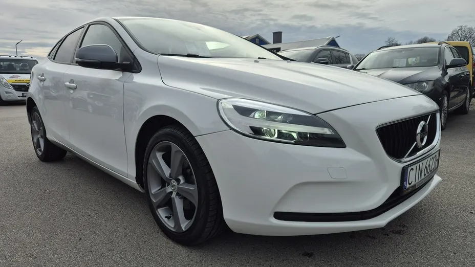 VOLVO V40 -
