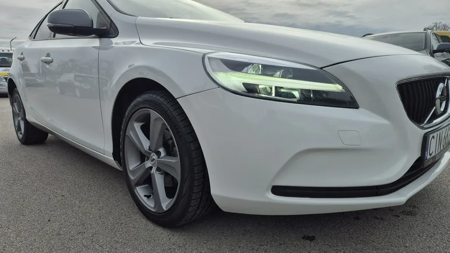VOLVO V40 -