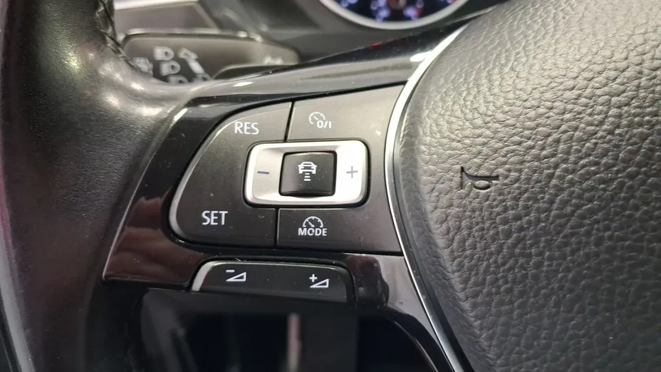 VOLKSWAGEN Tiguan -