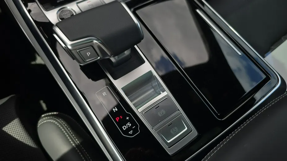 AUDI Q8 -