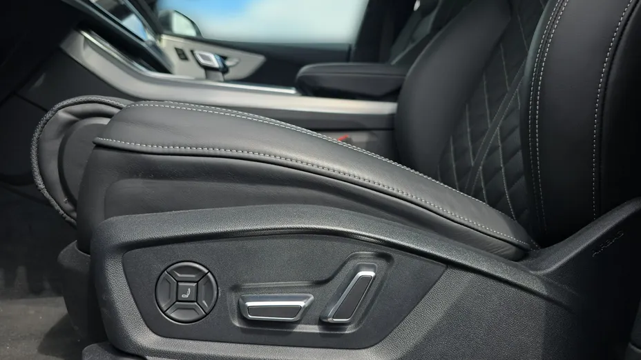 AUDI Q8 -