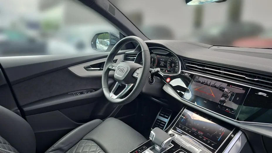 AUDI Q8 -