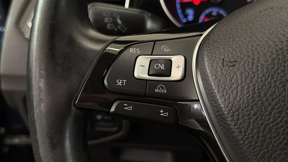 VOLKSWAGEN Golf Sportsvan -