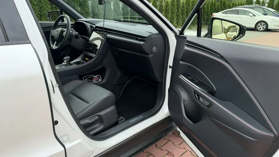 LEXUS LBX -