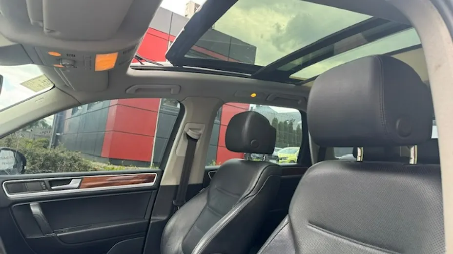 VOLKSWAGEN Touareg -
