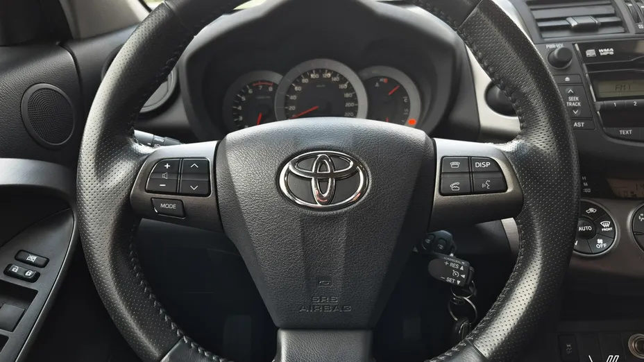 TOYOTA RAV4 -