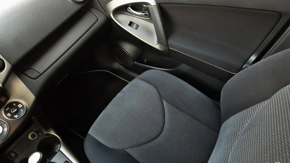 TOYOTA RAV4 -