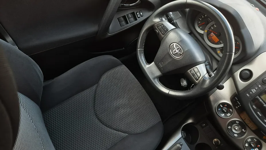 TOYOTA RAV4 -