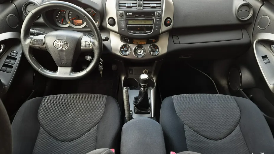 TOYOTA RAV4 -