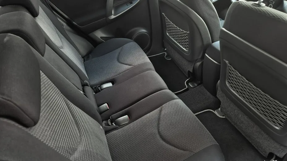 TOYOTA RAV4 -