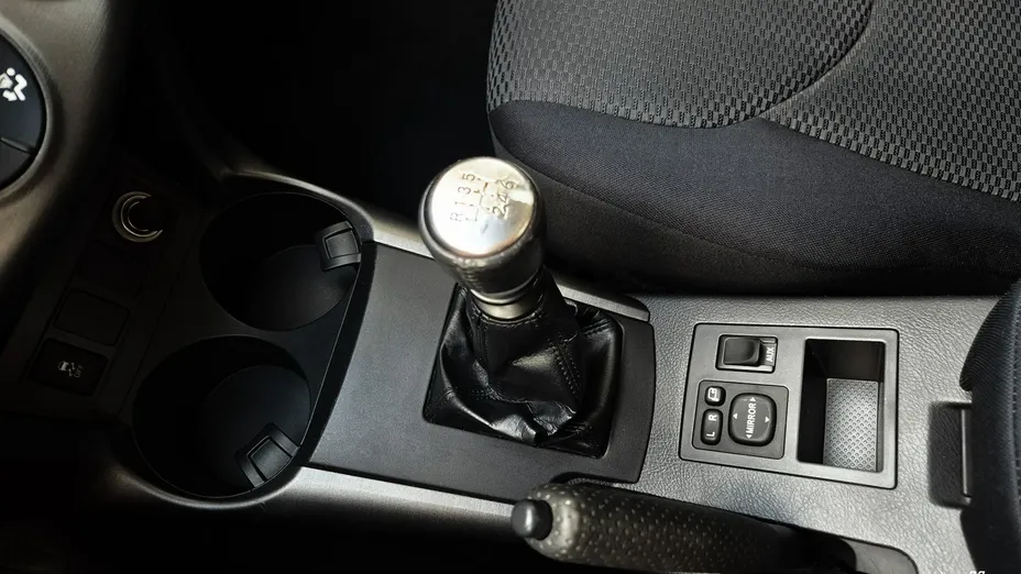 TOYOTA RAV4 -