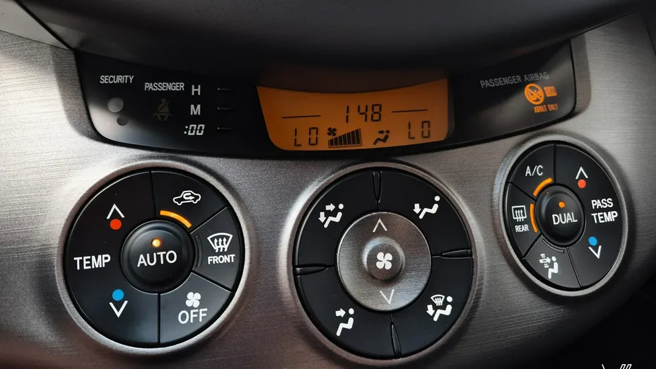TOYOTA RAV4 -