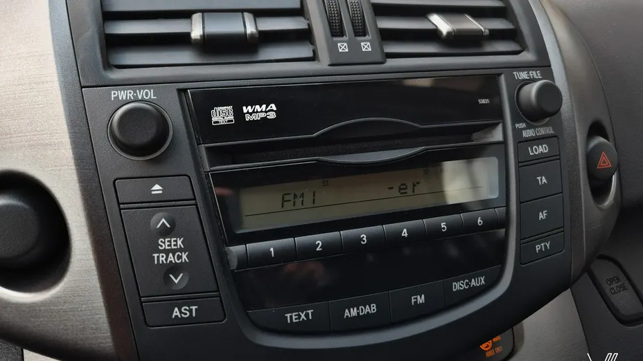 TOYOTA RAV4 -