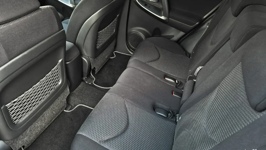 TOYOTA RAV4 -