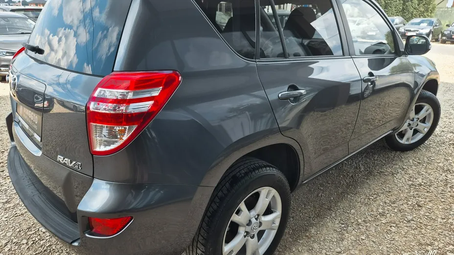 TOYOTA RAV4 -
