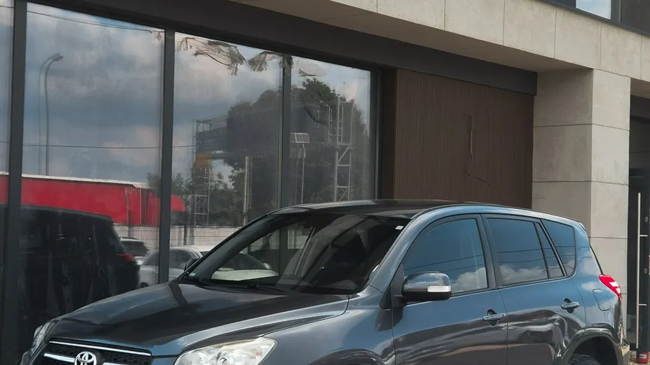 TOYOTA RAV4 -