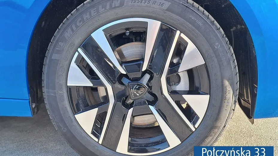 PEUGEOT 208 -