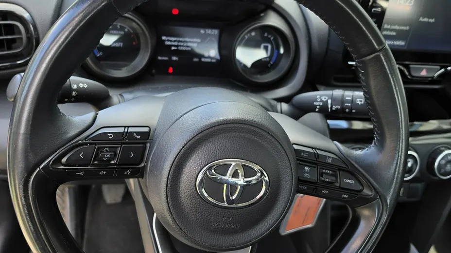 TOYOTA Yaris Cross -