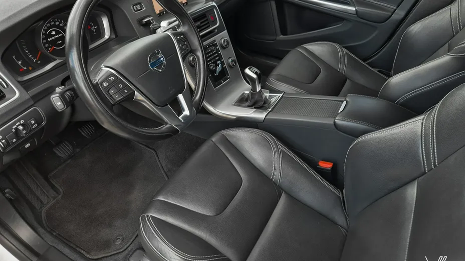 VOLVO V60 -
