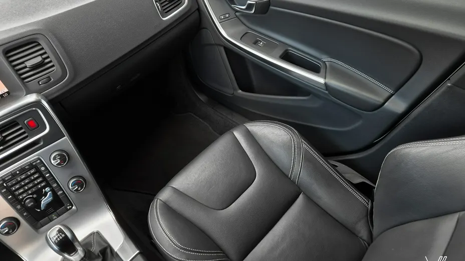 VOLVO V60 -