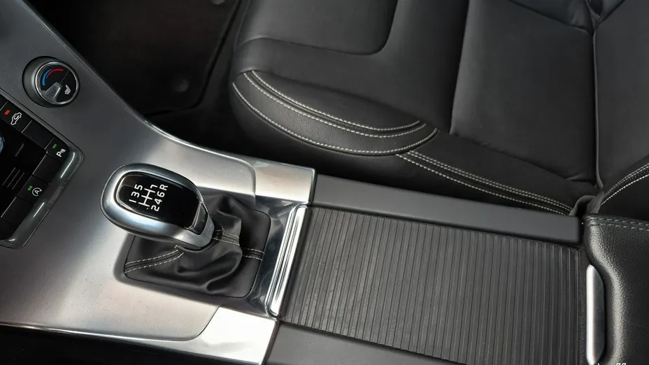 VOLVO V60 -