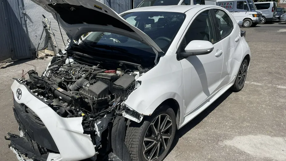 TOYOTA Yaris -