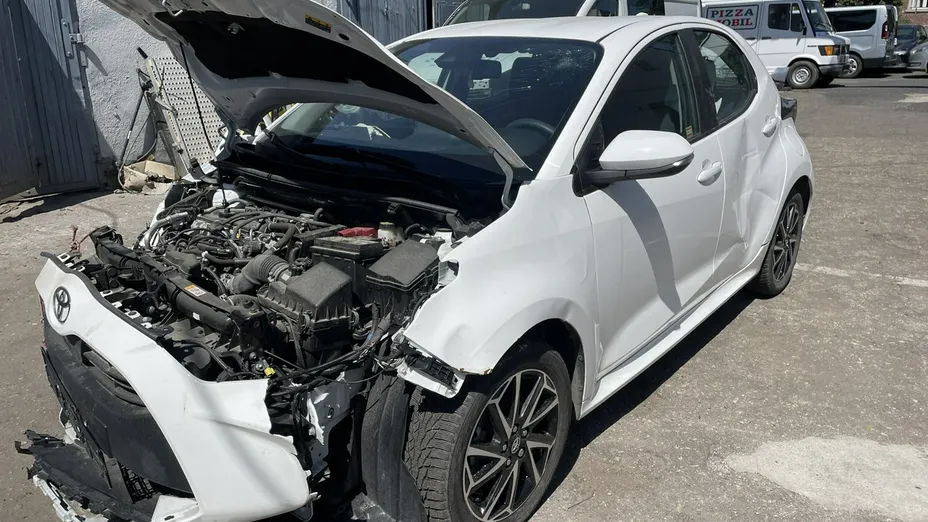 TOYOTA Yaris -